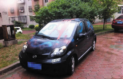 三个轮胎被刀割碎 车被各色油漆泼花