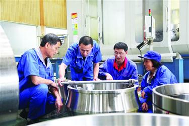 一个企业一年研发出50项新产品 一线技工成大