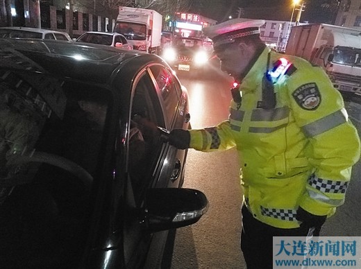 大连:除夕夜交警坚守岗位 让回家的人平安幸福