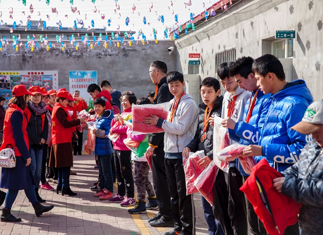 学雷锋做先锋 中建铁投路桥有限公司为特奥健