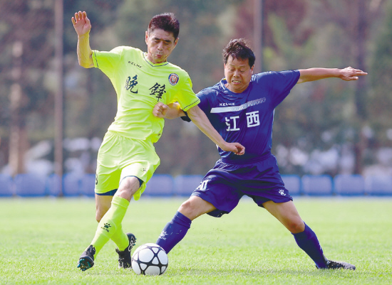 中华杯老年足球赛开赛 沈阳晚锋足球队开门红