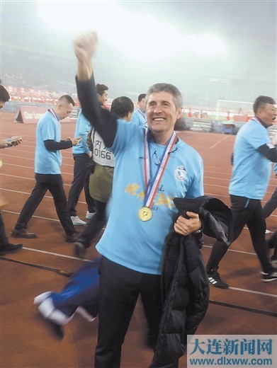 2017赛季中甲联赛谢幕 大连一方捧起冠军奖杯