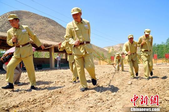 新疆国际旅游节:工作人员穿老军装接待来宾