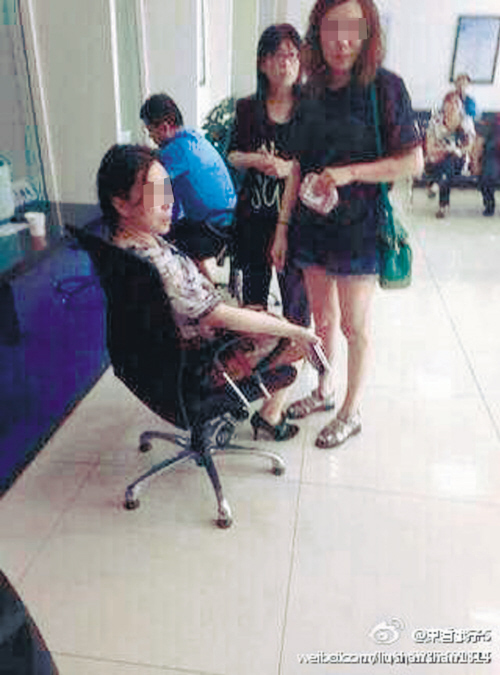 一银行经理给大学女 教授下跪 ?__新华网辽宁频