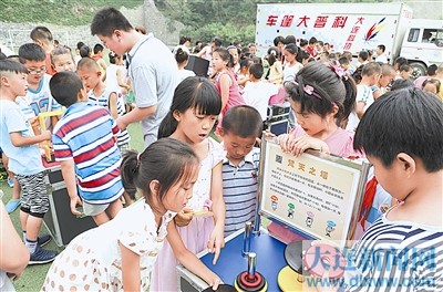 大连市科技馆的科普大篷车首次开进山屏小学校