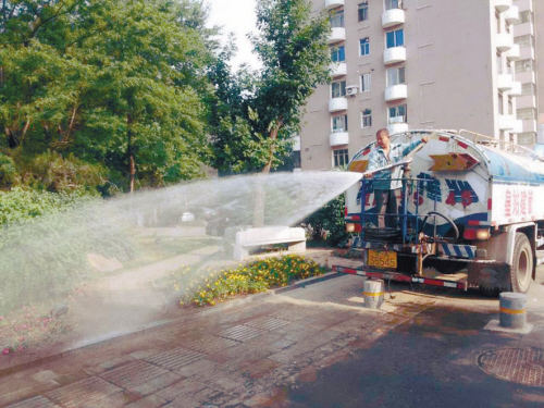 每日浇水600吨!洒水车24小时作业