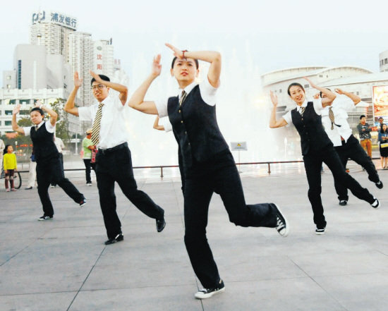 地铁员工快闪 宣传文明出行