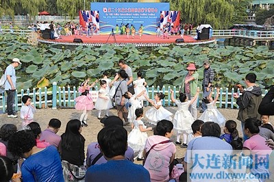 大连服装节游园会昨四面开花