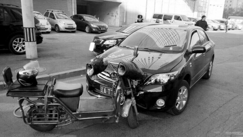 好心车主自己报险修车 全责电动车竟打小算盘