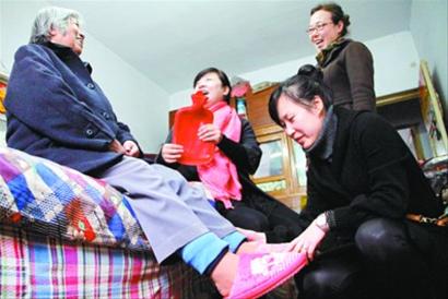 丹东:帮独居老人温暖过冬