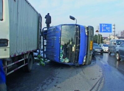 南京一路面结冰连撞车2天 管理部门被疑不作为