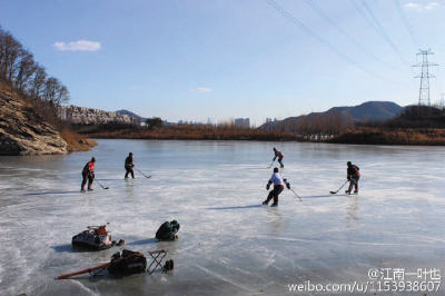 多处人工湖水库成冰场 冰层还没冻实别冒险