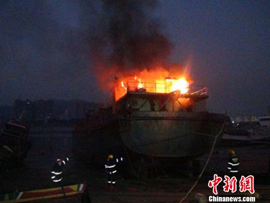 福建漳州采沙船突发大火 船舱内有数吨燃油
