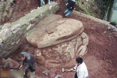 四川一古宅挖出20吨重螃蟹蟾蜍形状巨石