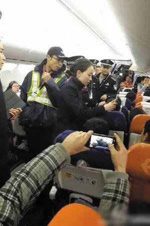 昆明机场强开舱门事件2人被拘东航否认机长骂人