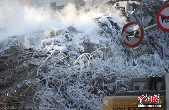 哈尔滨太古街大火塌楼现场遭冰封 如同末日场