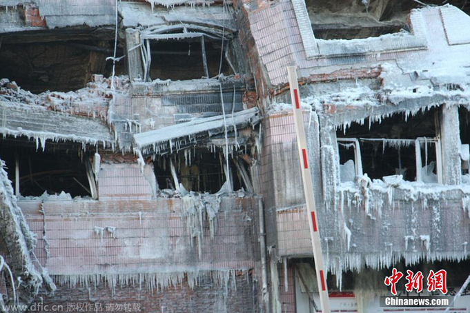 哈尔滨太古街大火塌楼现场遭冰封 如同末日场