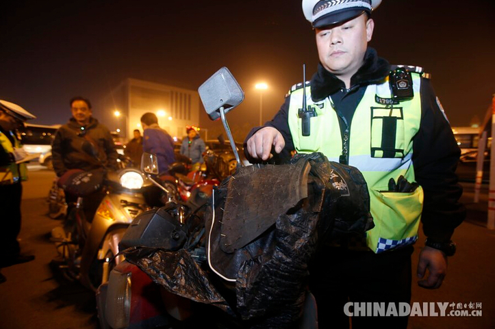 武汉:黑摩的司机车安装钉刺防警方查处