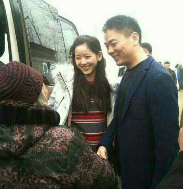 刘强东为家乡老人发650万元红包 介绍奶茶妹妹