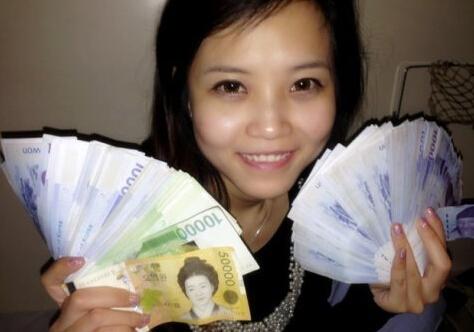 7岁女生收20万红包 数钱数到手抽筋只好用来买