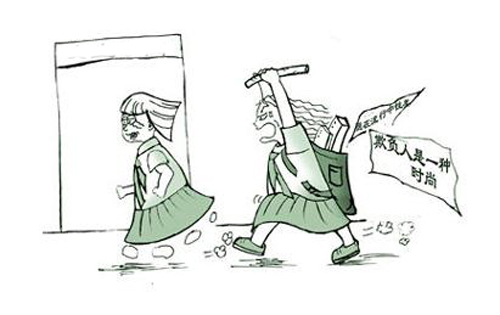 <em>云南社会姐</em>宿舍殴打初中女生 拍裸照上传QQ空