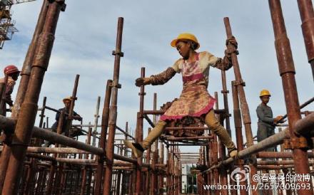 工地女人们一天工资120元 同男人一样干繁重工作
