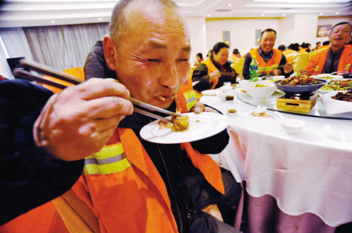 沈阳80后老板请230名环卫工吃大餐