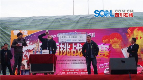 酒量好不及喝的快 啤酒哥 7秒吹瓶 赢小轿车