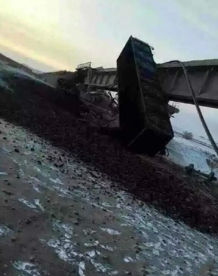 内蒙古境内一运煤专线发生列车脱轨 15节车箱倾覆