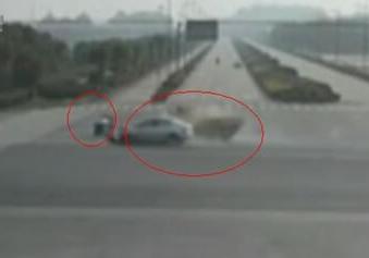 骑车老太神避让 凌波微步神走位得益于广场舞