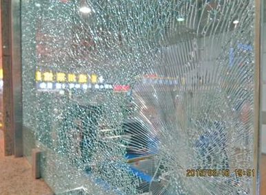 没带身份证买不到火车票 14岁少年砸售票厅玻