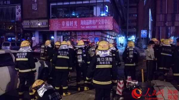 海口嘉陵大厦起火爆炸玻璃碎片刮伤打酱油的