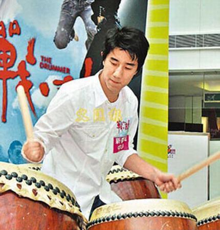 房祖名曾在街头卖艺 一天只赚到几分钱硬币