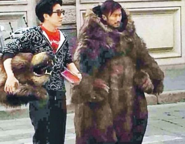 房祖名曾在街头卖艺 一天只赚到几分钱硬币