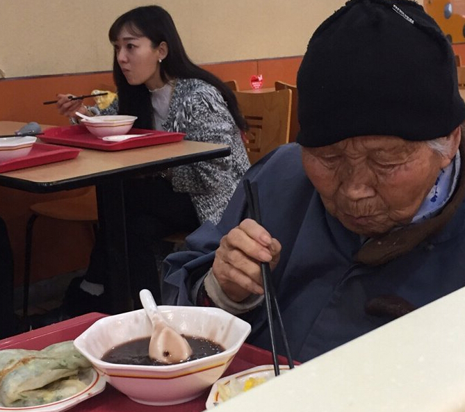 漂亮姑娘为行乞老太买饭 被网友点赞
