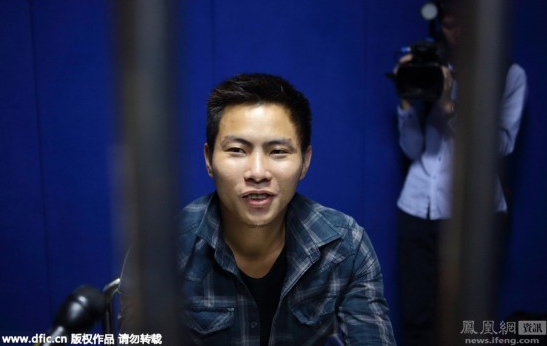 司机撞死人逃逸被捕吸毒坐牢前科微笑淡定受