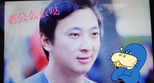 王思聪现身韩国KBS 微博回应去弄头发__新华