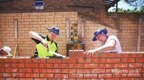 澳洲搬砖工周薪3万 农民工大叔瞬间高大上