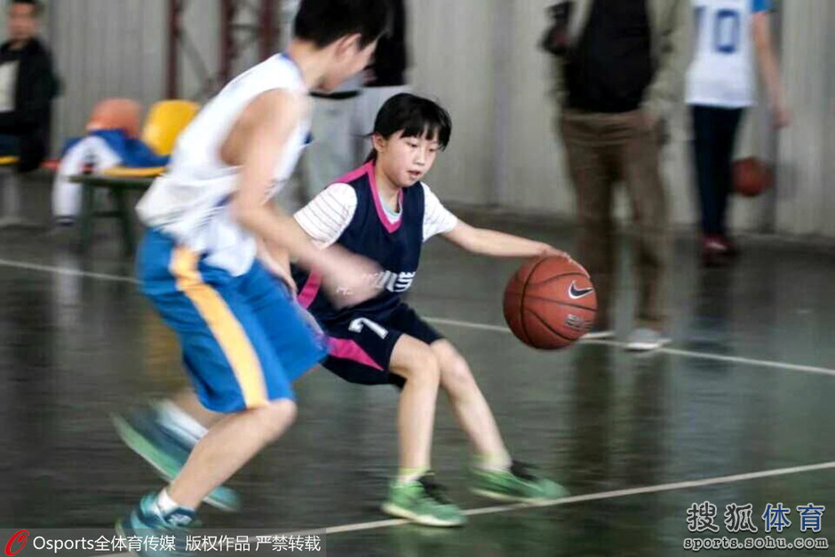 12岁女孩像乔丹一样打球 炫酷球技戏耍同龄男
