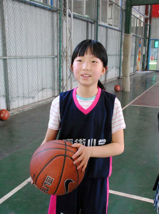 12岁女孩像乔丹一样打球 炫酷球技戏耍同龄男