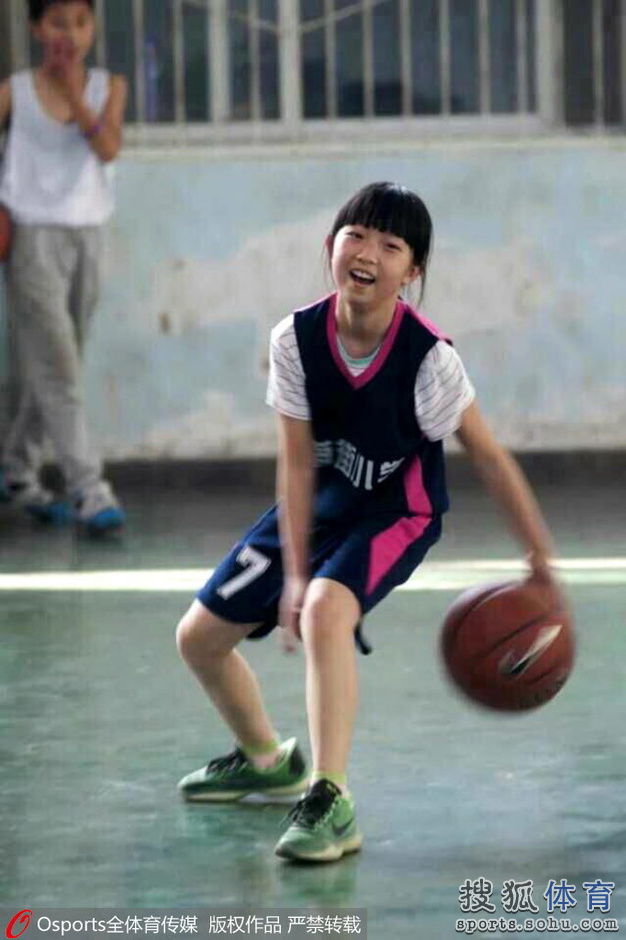 12岁女孩像乔丹一样打球 炫酷球技戏耍同龄男