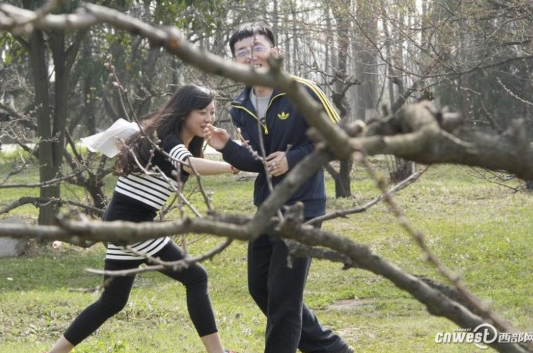 国企相亲会草地上上演撕名牌大战网友有钱任