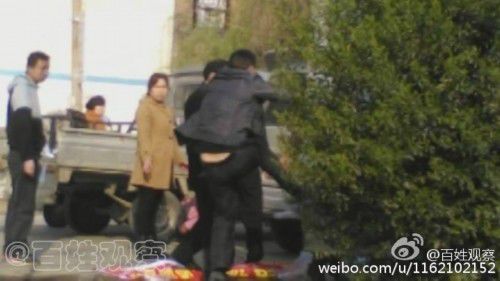 <em>姐妹遭城管</em>飞踹<em>锁喉</em>数分钟现场画面曝光__新