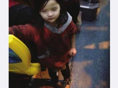 长沙公交惊现手拿<em>铁链女孩</em> 是虐童还是另有隐