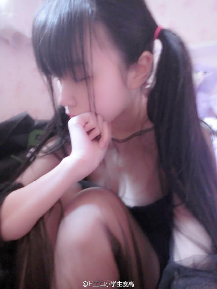 00后小学生晒性感私房照 网友:力压90后