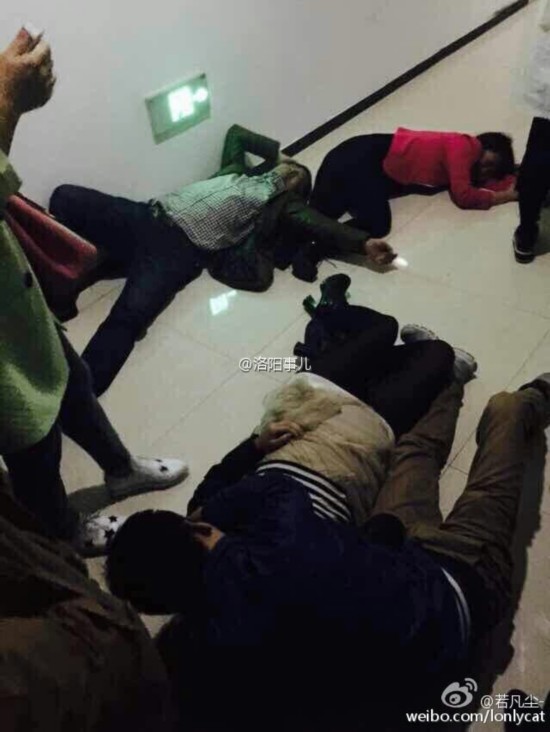 商场保安殴打商户 穿防暴装狂叫:我们老板有几