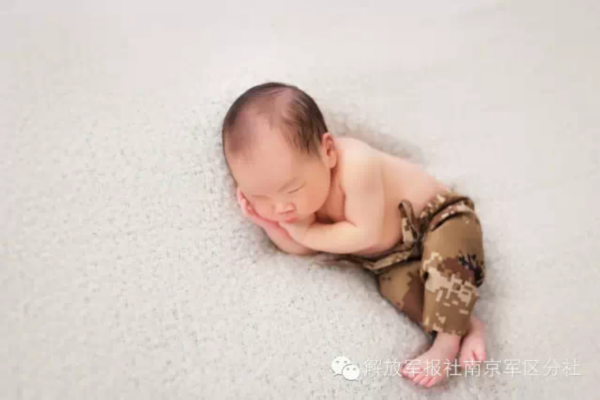 军人父亲为儿子拍迷彩服萌照 满满父爱让人动