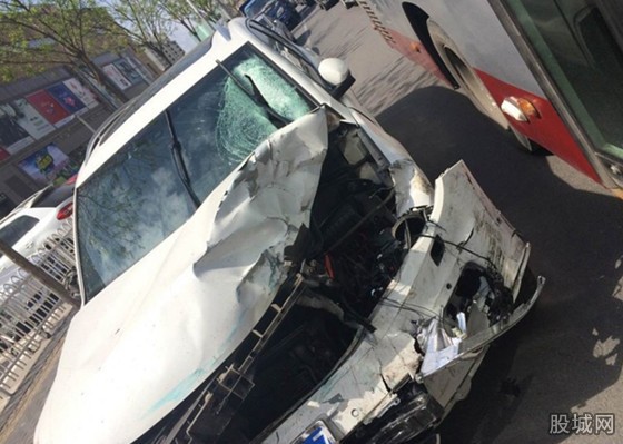 女司机停车连撞5车6道护栏 目击者:当时以为是