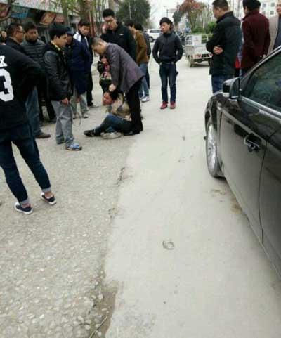 开发商狂殴初中生 起因竟是学生约架家长动手