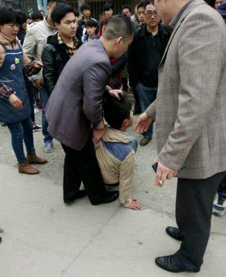 开发商当街狂殴中学生:拖其裤子抓头发 从街头